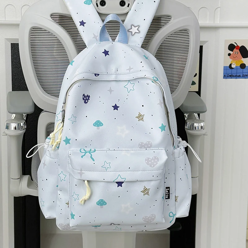 Niedlicher Hasen-Rucksack im Cartoon-Stil Skanto