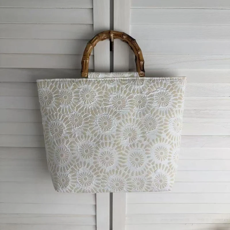 Exklusive und handgefertigte Strandtasche mit Bambusgriff Skanto