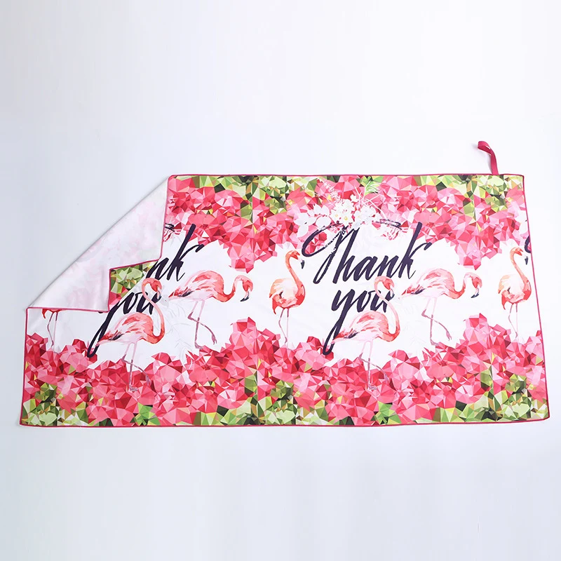 Strandtuch mit lebhaftem Flamingo-Motiv und schnelltrocknendem Material Skanto