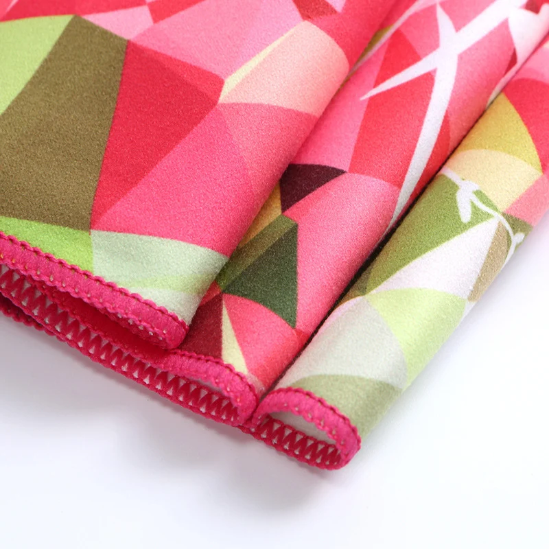 Strandtuch mit auffälligem Flamingo-Design und schnelltrocknendem Material Skanto