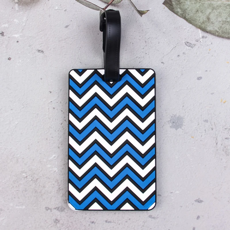 Stilvoller Kofferanhänger mit Chevron-Muster Skanto