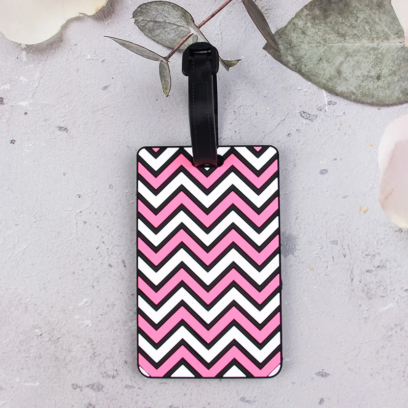 Stilvoller Kofferanhänger mit Chevron-Muster Skanto
