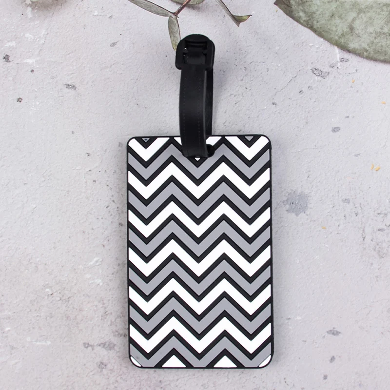 Stilvoller Kofferanhänger mit Chevron-Muster Skanto