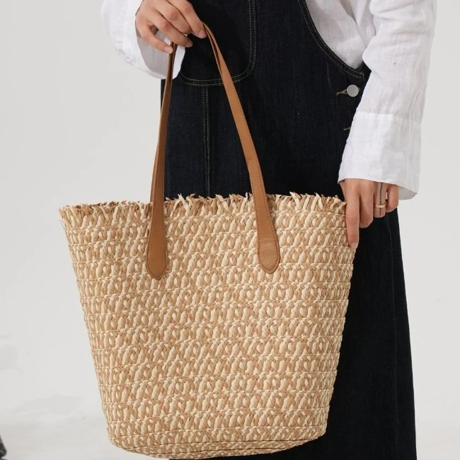 Multifunktionaler Raffia-Shopper mit eleganten Ledergriffen Skanto