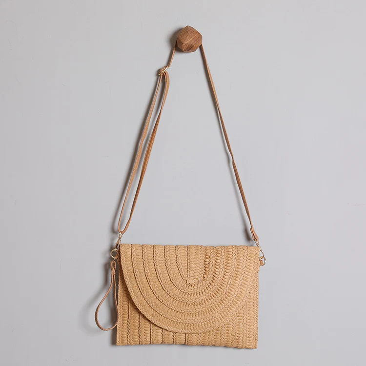 Handtasche aus hochwertigem geflochtenem Raffia mit elegantem Klappenverschluss Skanto