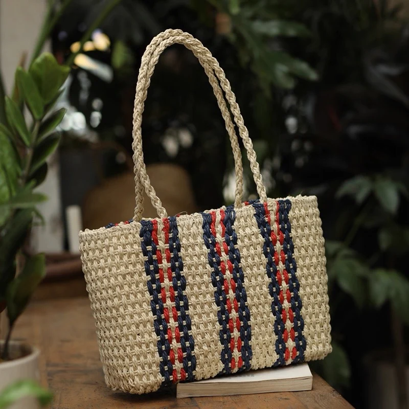 Hochwertige Naturstrohtasche mit bunten Streifen Skanto