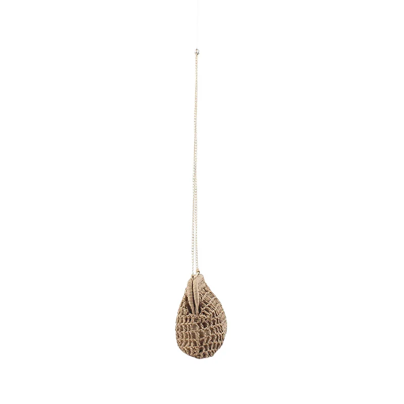 Gewebte Handtasche aus Naturmaterial mit feinen Kettendetails Skanto