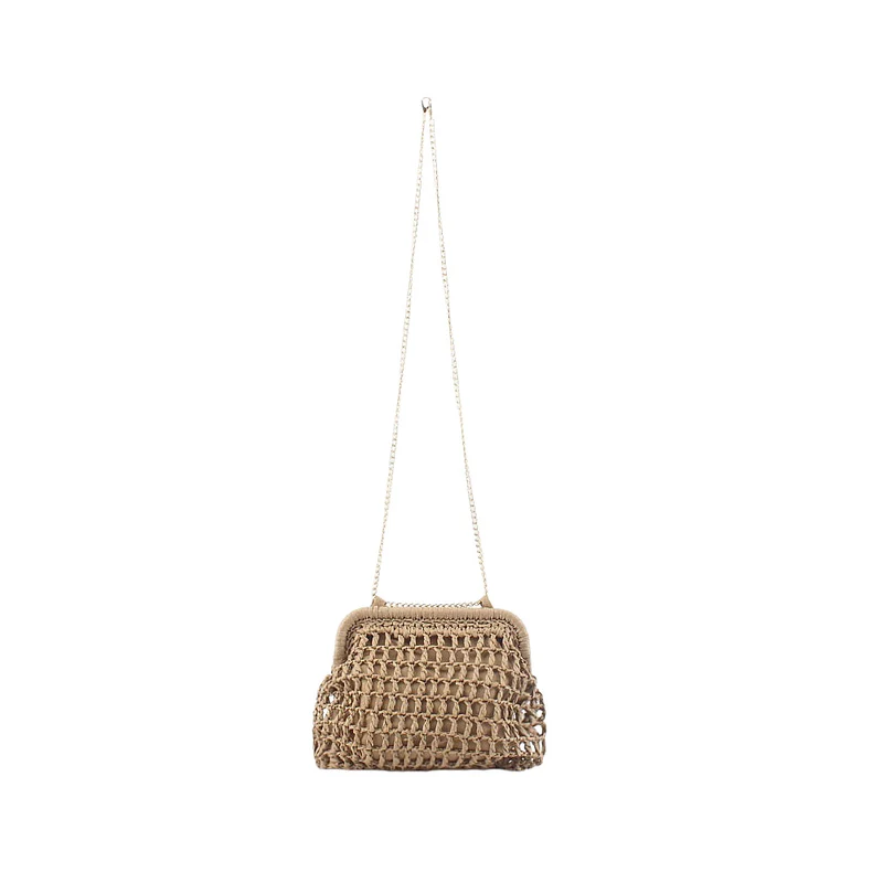 Gewebte Handtasche aus Naturmaterial mit feinen Kettendetails Skanto