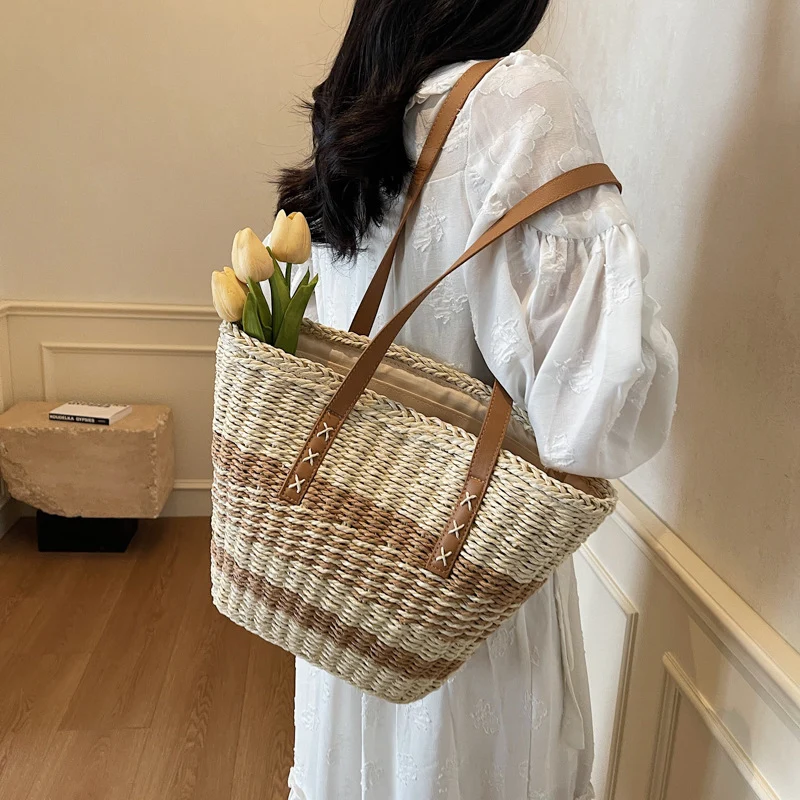 Handtasche aus gewebtem Naturmaterial mit Lederdetails Skanto