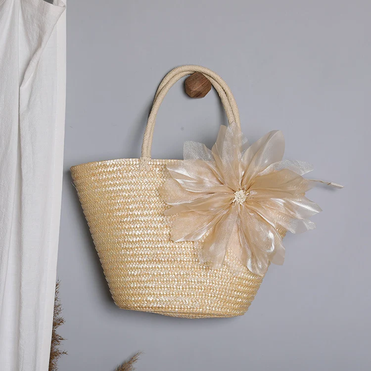Stylische Korbtasche mit auffälligem Blumendetail Skanto