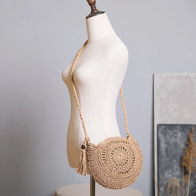 Runde Tasche aus natürlicher Jute mit trendigem Fransen-Detail Skanto