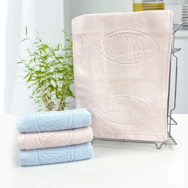 Luxuriöses Frotteehandtuch-Set mit verspieltem Fischmotiv Skanto