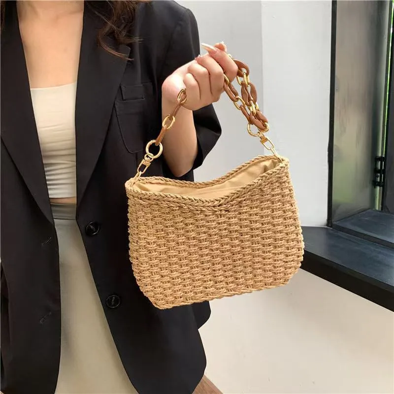 Handgefertigte Strohtasche mit Goldketten-Details Skanto