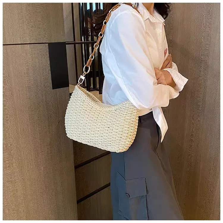 Handgefertigte Strohtasche mit Goldketten-Details Skanto