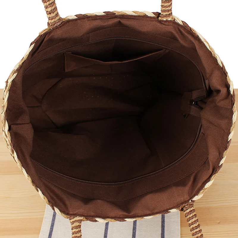 Moderne Korbtasche mit dekorativen Pompons Skanto