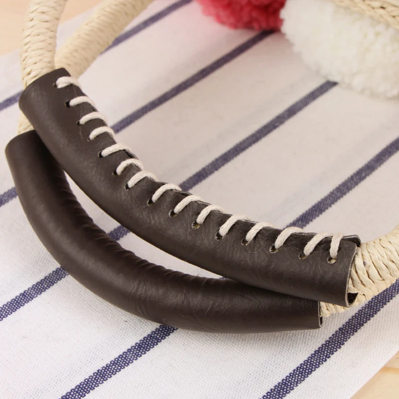 Korbtasche mit Pompon-verziertem Oberteil Skanto