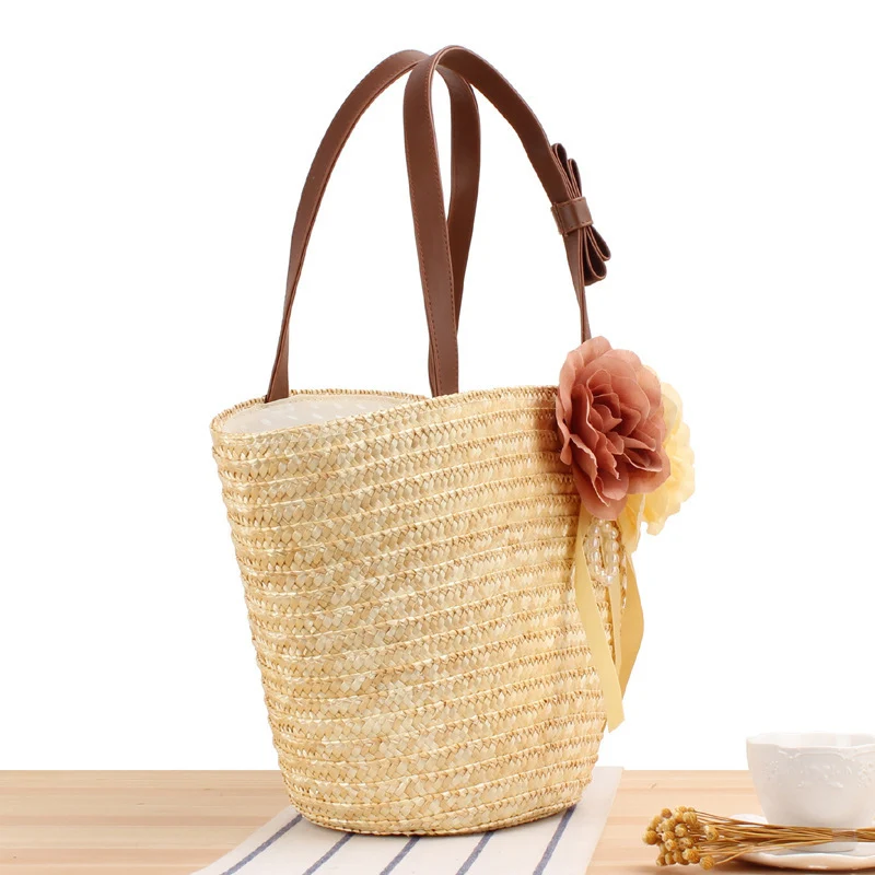 Elegante Strohtasche mit Blumenmotiv Skanto