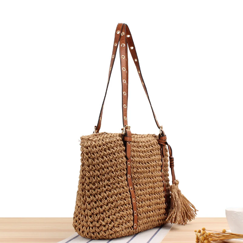 Elegante Strandtasche aus handgefertigtem Naturmaterial mit Lederakzenten Skanto