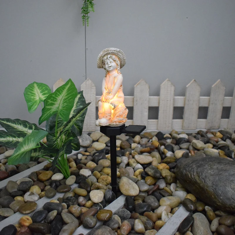 Dekorative Solar-Gartenstecker-Statue, Mädchenfigur aus Harz mit integrierter Solar-LED und wetterfestem Erdspieß Skanto