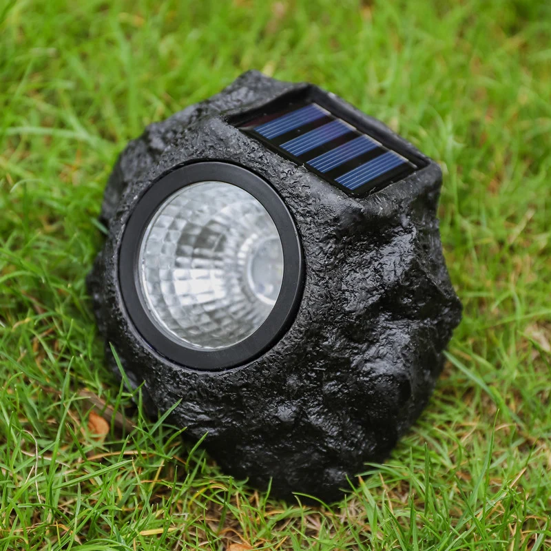 Solarbetriebener LED-Gartenstrahler in Felsoptik mit integriertem Solarpanel und wetterfestem Gehäuse aus strukturiertem Harz Skanto