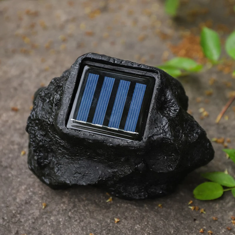 Solarbetriebener LED-Gartenstrahler in Felsoptik mit integriertem Solarpanel und wetterfestem Gehäuse aus strukturiertem Harz Skanto
