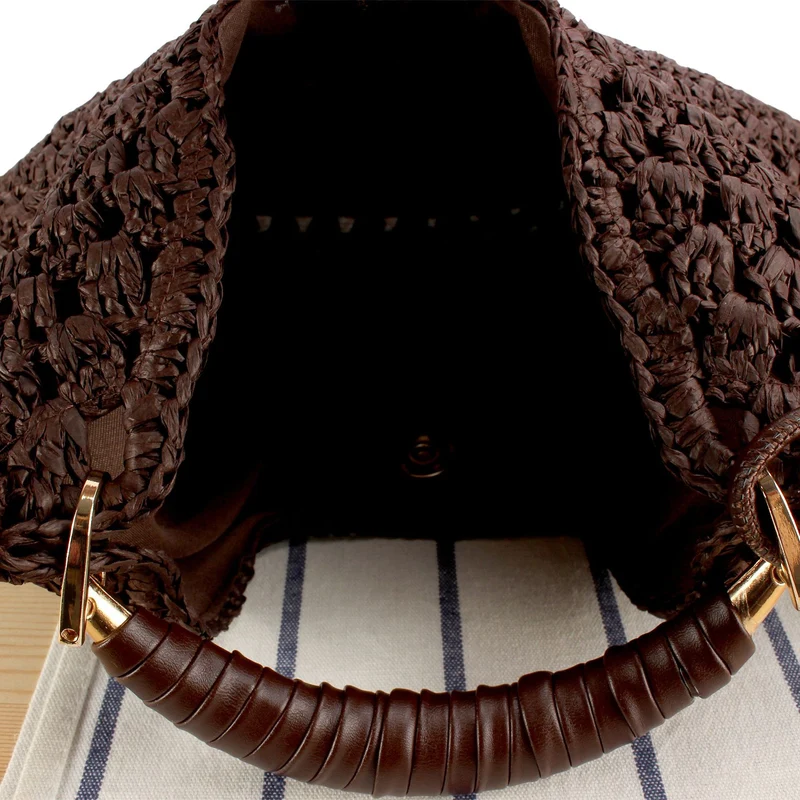 Handtasche aus artisanalem Naturmaterial mit einzigartigem Quastenanhänger Skanto