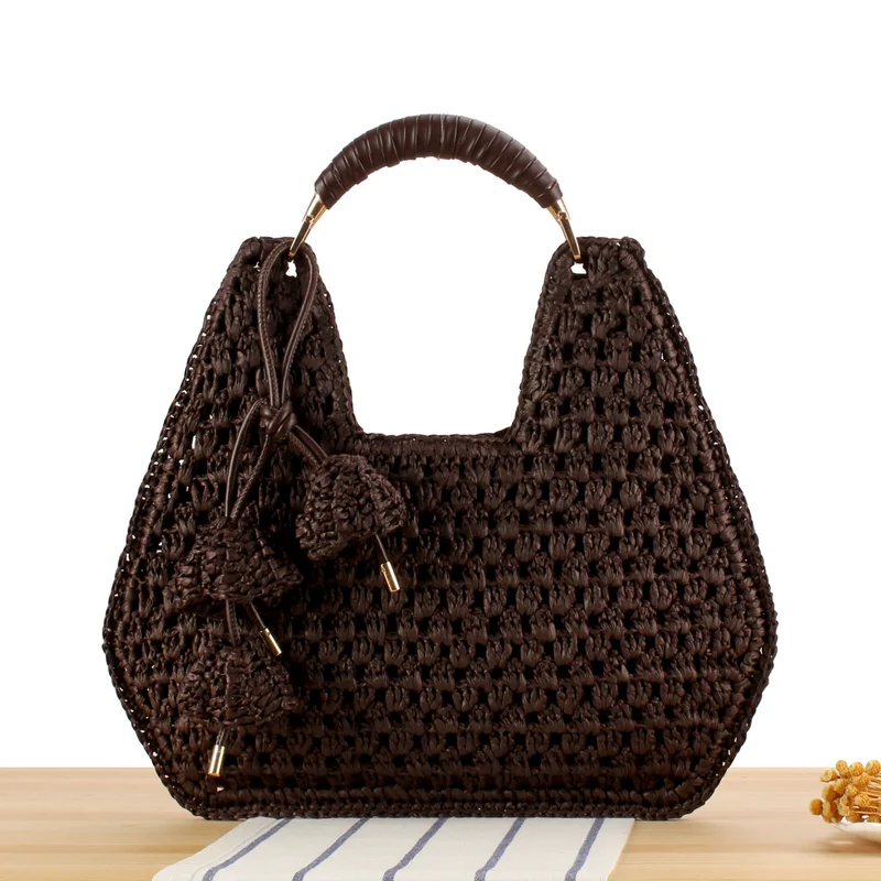 Handtasche aus artisanalem Naturmaterial mit einzigartigem Quastenanhänger Skanto