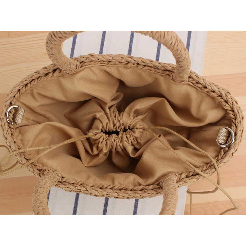 Handtasche aus geflochtenem Naturmaterial mit modischen Fransen Skanto