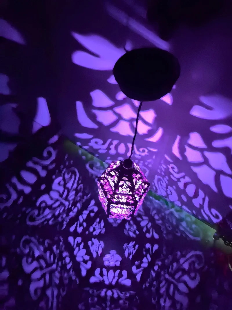 Verzierte Filigran-Hängeprojektionslampe mit verstellbarem Kabel und LED-kompatibler Fassung Skanto