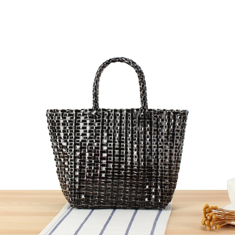 Handtasche aus gewebtem Naturmaterial mit eleganten Akzenten Skanto