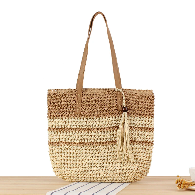 Handtasche aus geflochtenem Naturmaterial mit dekorativem Quastenanhänger Skanto
