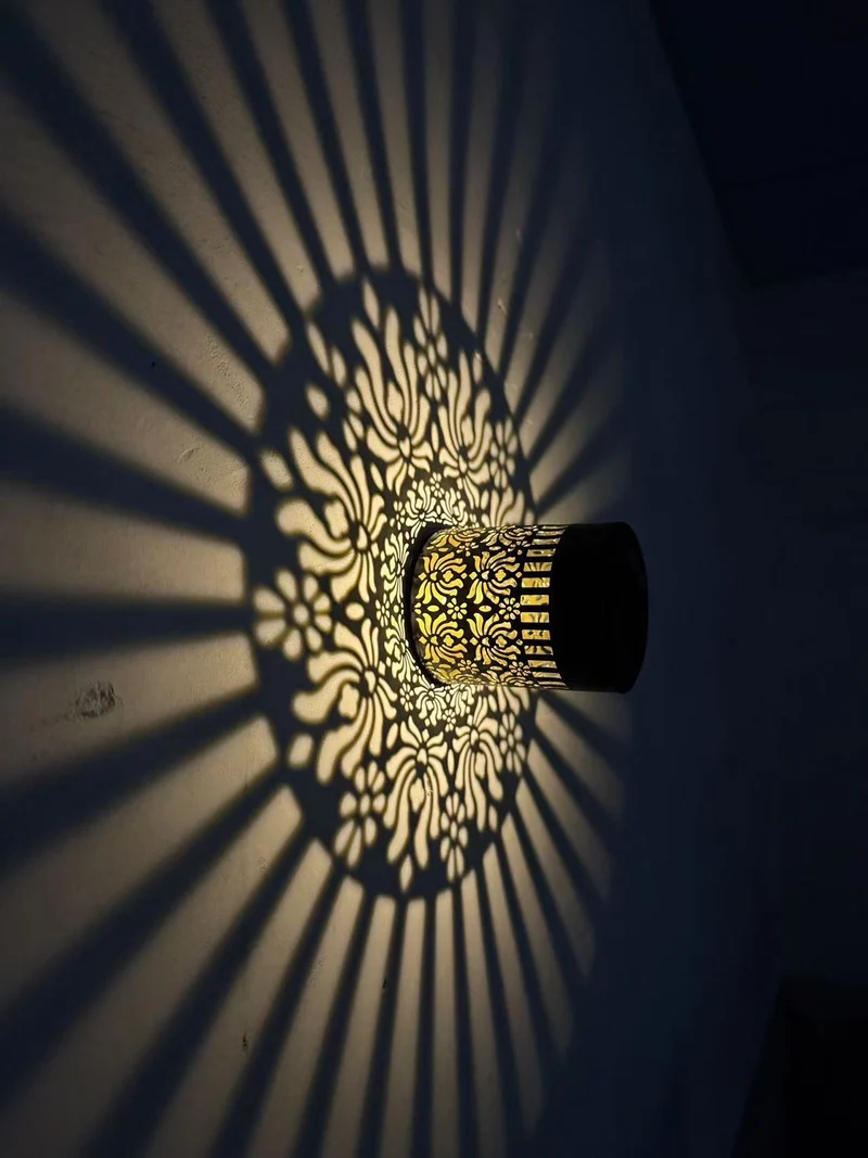 Outdoor Mandala Sonnenprojektions-Wandleuchte mit gemustertem Metallgehäuse und automatischem Dämmerungssensor Skanto