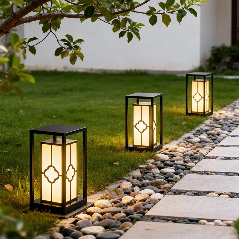 Japanisch inspirierte LED-Außenlaterne mit Holzrahmen Skanto
