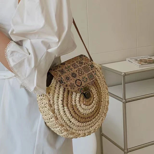 Runde Strohtasche mit verstellbarem Lederriemen Skanto