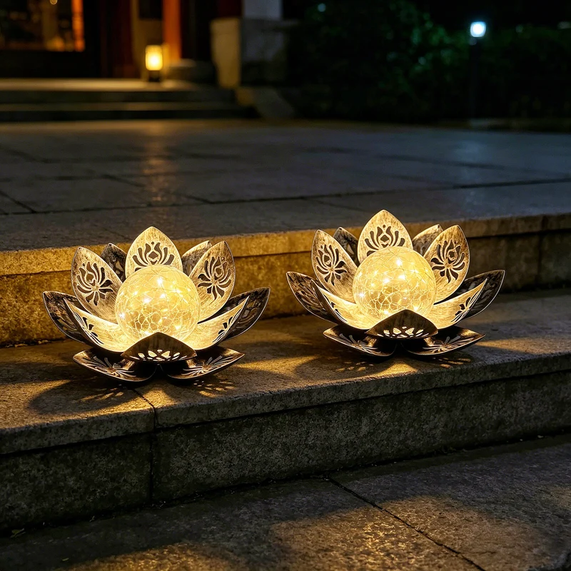 Dekorative Solar-Lotus-LED-Gartenlaterne mit gesprungener Glaskugel und lasergeschnittenen Metallblättern Skanto