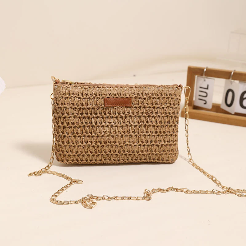 Handgefertigte Crossover-Tasche aus strapazierfähigem Bastmaterial mit Goldkette Skanto