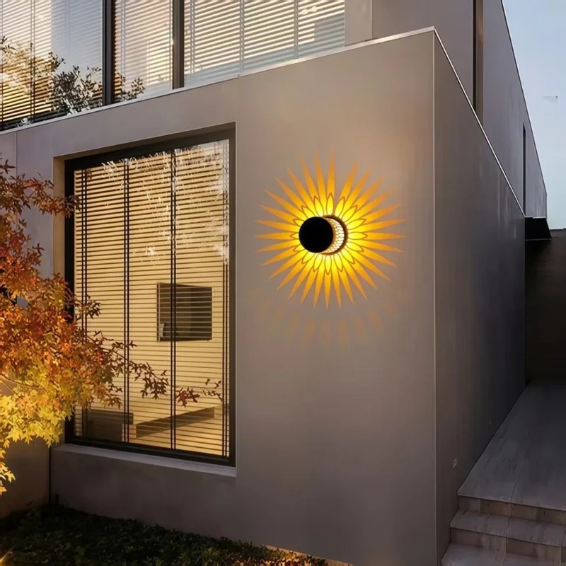 Dekorative Solar-Metalllaterne mit geometrischem Ausschnitt und warmem LED-Lichteffekt Skanto
