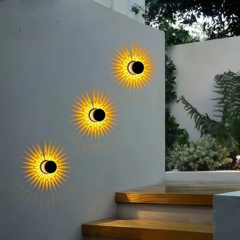 Dekorative Solar-Metalllaterne mit geometrischem Ausschnitt und warmem LED-Lichteffekt Skanto