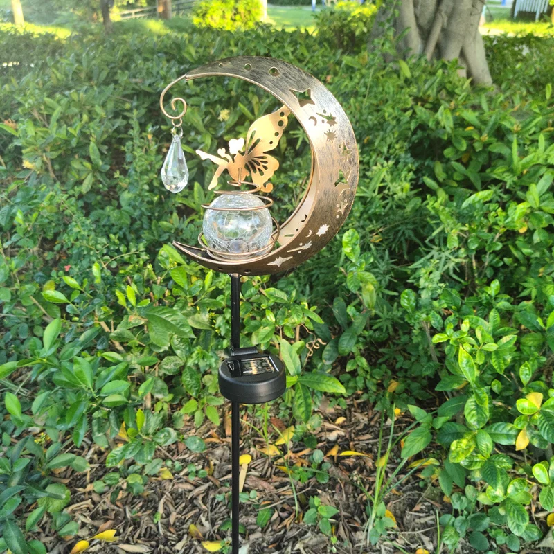 Halbmond Solar-Gartenstecker mit rotierender Glaskugel und Schmetterlingsakzent Skanto