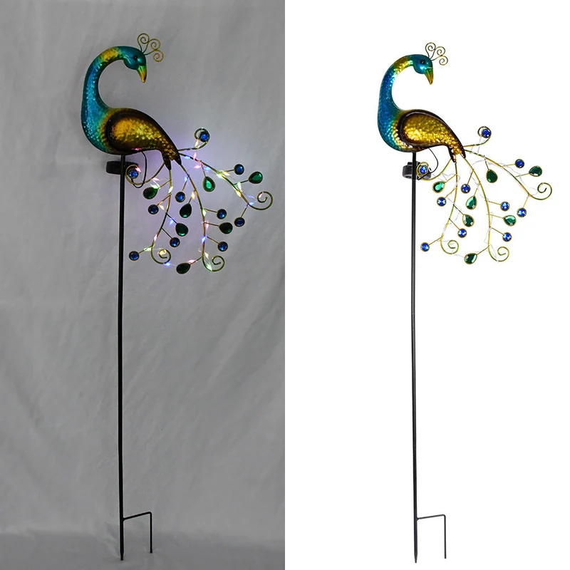 Dekorative Metall-Pfau-Gartenstecker-Skulptur mit integrierten LED-Lichterketten und wetterfestem Outdoor-Erdspieß Skanto