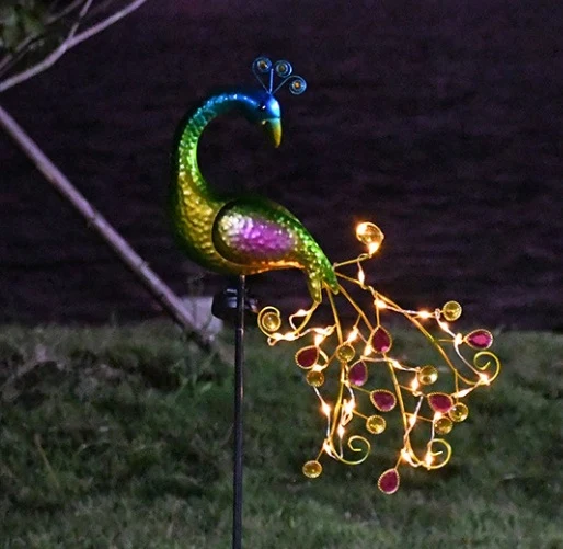 Dekorative Metall-Pfau-Gartenstecker-Skulptur mit integrierten LED-Lichterketten und wetterfestem Outdoor-Erdspieß Skanto