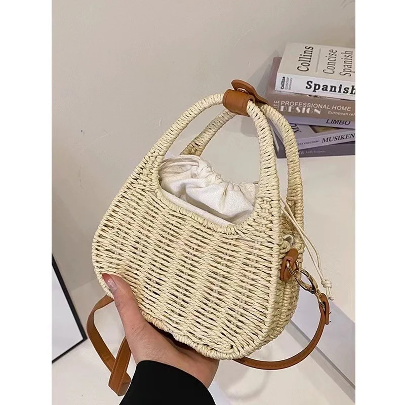 Moderne Rattantasche mit elegantem Lederdetail Skanto