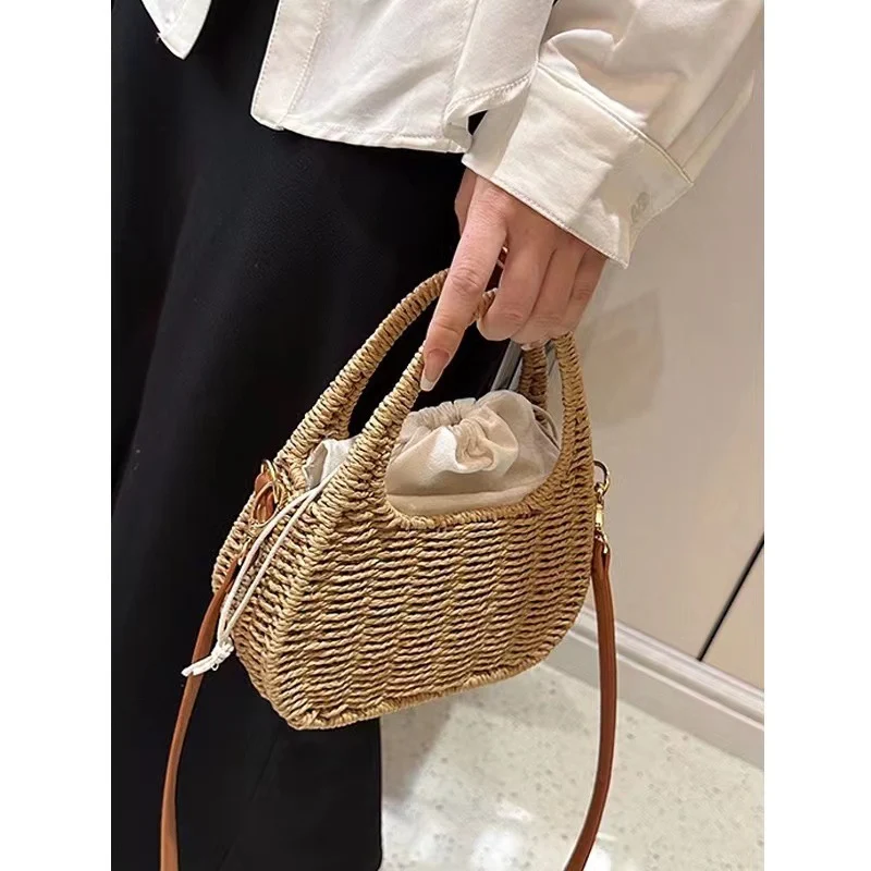 Moderne Rattantasche mit elegantem Lederdetail Skanto