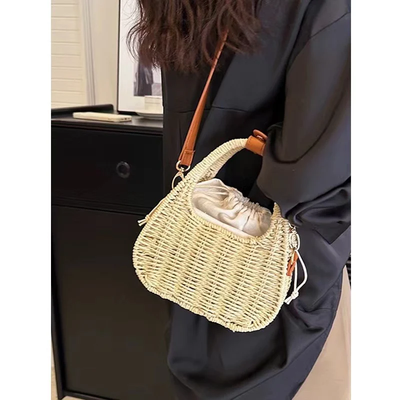 Moderne Rattantasche mit elegantem Lederdetail Skanto