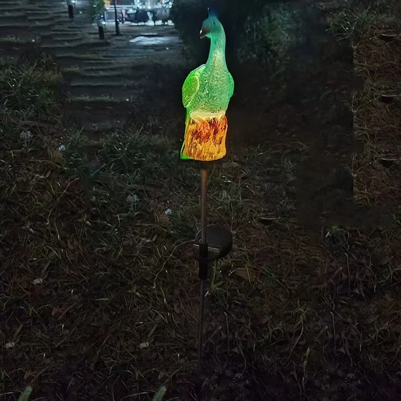Solarbetriebene Harz-Pfauen-Gartenstecker mit LED-Leuchten und wetterfesten Metallspießen Skanto