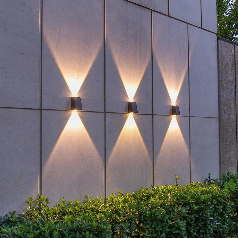 Skanto Abgewinkelte bidirektionale Solar-LED-Wandleuchte mit integriertem Photovoltaik-Panel und Prismenlinse Skanto