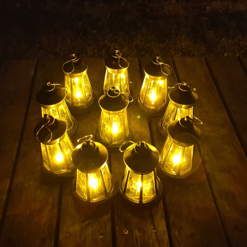 Vintage Metall-Tischlampe mit warmer LED-Drahtbeleuchtung, wiederaufladbarem USB-Anschluss und tragbarem Hängegriff Skanto