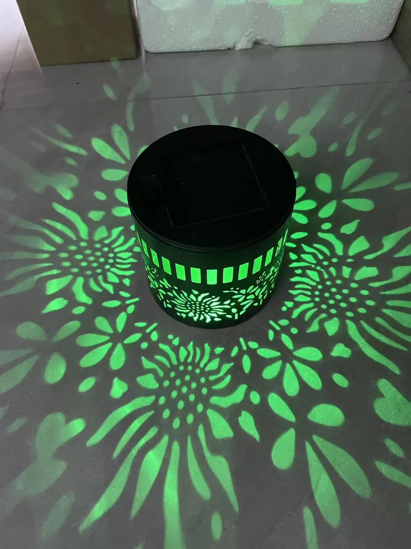Solar-Projektor-Gartenleuchte mit dekorativem Blumenmuster und Dämmerungssensor Skanto