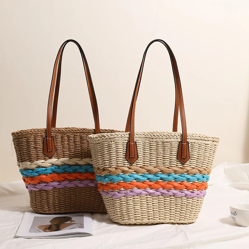 Strohtasche im Korb-Stil mit farbigen Flechtakzenten Skanto