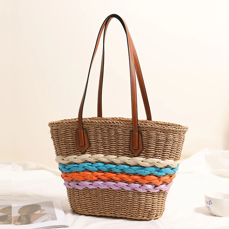 Strohtasche im Korb-Stil mit farbigen Flechtakzenten Skanto